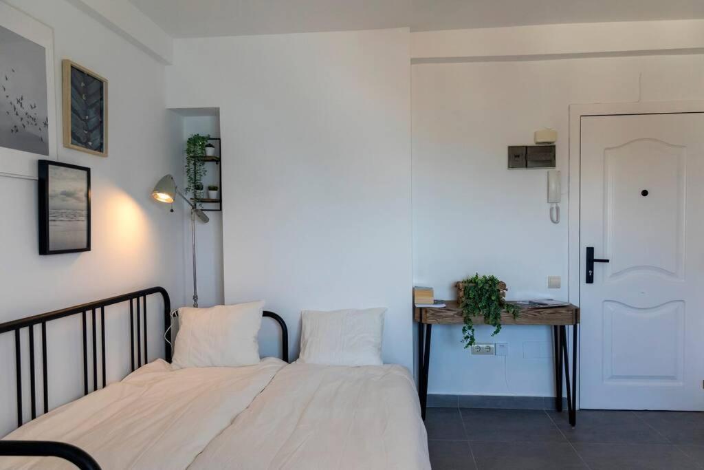 Beachfront Apartment Near Marbella Sitio de Calahonda エクステリア 写真