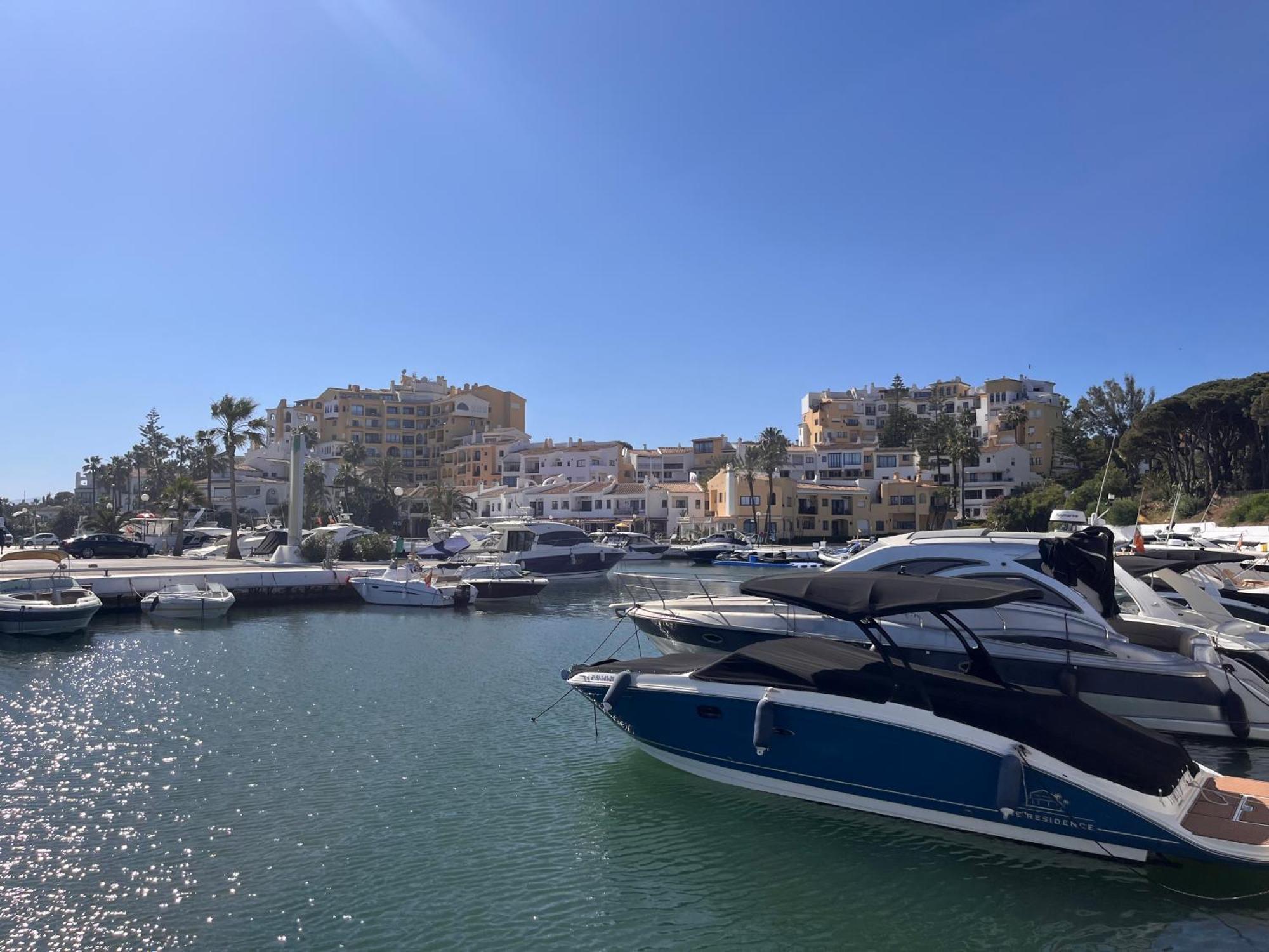 Beachfront Apartment Near Marbella Sitio de Calahonda エクステリア 写真